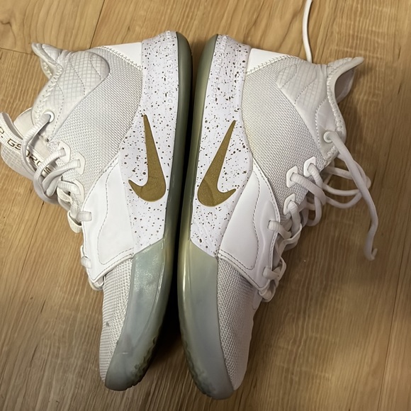 Well kept Nike sneaker men 7 woman’s 8 white - Picture 3 of 4